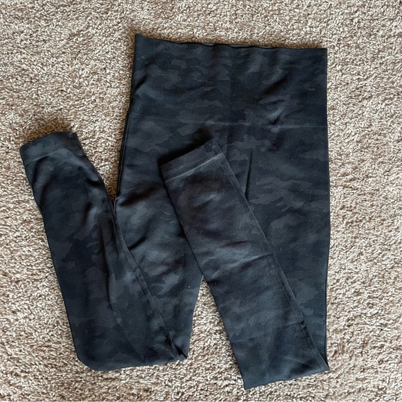 Spanx | Look At Me Now Seamless Leggings | Black Camo | Size S - Picture 5 of 5
